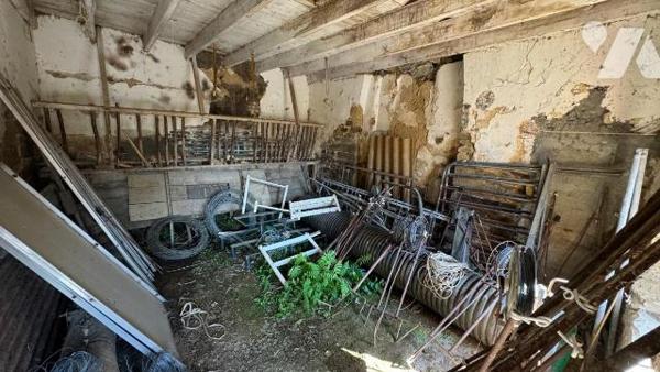 Ancienne maison d'habitation à rénover. 