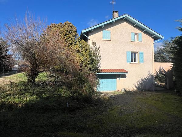 A Mornant (69) : Grande maison de 254 m² avec terrasses, terrain 2428 m² + piscine