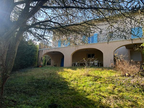 A Mornant (69) : Grande maison de 254 m² avec terrasses, terrain 2428 m² + piscine