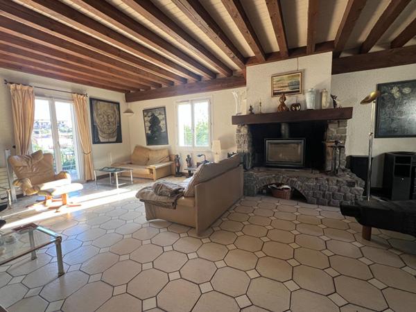 A Mornant (69) : Grande maison de 254 m² avec terrasses, terrain 2428 m² + piscine