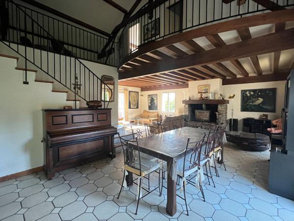 A Mornant (69) : Grande maison de 254 m² avec terrasses, terrain 2428 m² + piscine