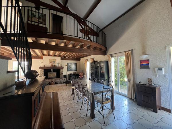 A Mornant (69) : Grande maison de 254 m² avec terrasses, terrain 2428 m² + piscine