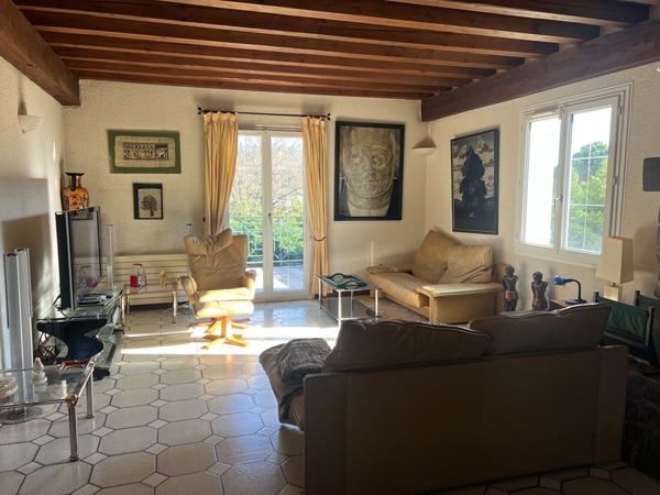 A Mornant (69) : Grande maison de 254 m² avec terrasses, terrain 2428 m² + piscine