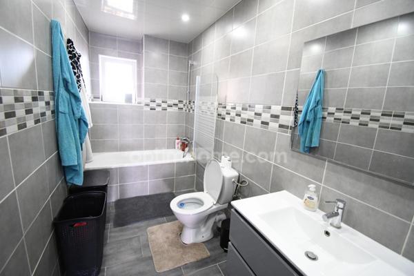 IMMEUBLE COMPLET - 3 APPARTEMENTS - PLACES PARKING