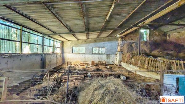 Maison de caractère à rénover intégralement avec 1,4 hectare de terrain et grange de 120 m²