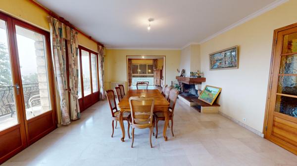 MARCOUSSIS - QUARTIER EXTREMEMENT PRISE SUR LES HAUTEURS - VUE DEGAGEE - MAISON FAMILIALE BEAUX VOLUMES LUMINEUSE CALME 9 PIECES 6 CHAMBRES, DEPENDANCE AMENAGEABLE, COMBLES GARAGE, SOUS-SOL TOTAL, TERRAIN ARBORE TERRASSE