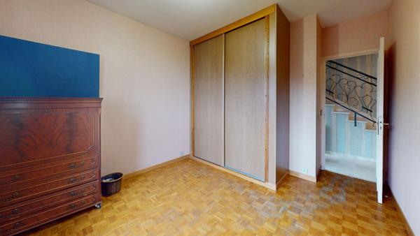 MARCOUSSIS - QUARTIER EXTREMEMENT PRISE SUR LES HAUTEURS - VUE DEGAGEE - MAISON FAMILIALE BEAUX VOLUMES LUMINEUSE CALME 9 PIECES 6 CHAMBRES, DEPENDANCE AMENAGEABLE, COMBLES GARAGE, SOUS-SOL TOTAL, TERRAIN ARBORE TERRASSE