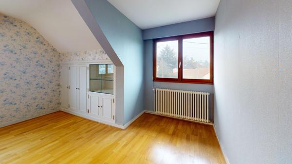 MARCOUSSIS - QUARTIER EXTREMEMENT PRISE SUR LES HAUTEURS - VUE DEGAGEE - MAISON FAMILIALE BEAUX VOLUMES LUMINEUSE CALME 9 PIECES 6 CHAMBRES, DEPENDANCE AMENAGEABLE, COMBLES GARAGE, SOUS-SOL TOTAL, TERRAIN ARBORE TERRASSE