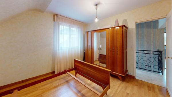 MARCOUSSIS - QUARTIER EXTREMEMENT PRISE SUR LES HAUTEURS - VUE DEGAGEE - MAISON FAMILIALE BEAUX VOLUMES LUMINEUSE CALME 9 PIECES 6 CHAMBRES, DEPENDANCE AMENAGEABLE, COMBLES GARAGE, SOUS-SOL TOTAL, TERRAIN ARBORE TERRASSE