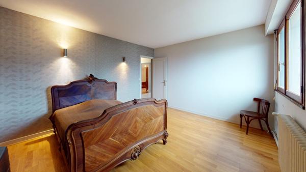 MARCOUSSIS - QUARTIER EXTREMEMENT PRISE SUR LES HAUTEURS - VUE DEGAGEE - MAISON FAMILIALE BEAUX VOLUMES LUMINEUSE CALME 9 PIECES 6 CHAMBRES, DEPENDANCE AMENAGEABLE, COMBLES GARAGE, SOUS-SOL TOTAL, TERRAIN ARBORE TERRASSE