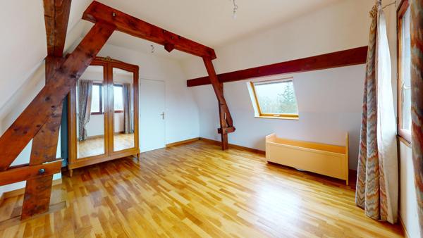 MARCOUSSIS - QUARTIER EXTREMEMENT PRISE SUR LES HAUTEURS - VUE DEGAGEE - MAISON FAMILIALE BEAUX VOLUMES LUMINEUSE CALME 9 PIECES 6 CHAMBRES, DEPENDANCE AMENAGEABLE, COMBLES GARAGE, SOUS-SOL TOTAL, TERRAIN ARBORE TERRASSE