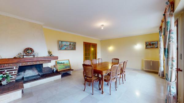 MARCOUSSIS - QUARTIER EXTREMEMENT PRISE SUR LES HAUTEURS - VUE DEGAGEE - MAISON FAMILIALE BEAUX VOLUMES LUMINEUSE CALME 9 PIECES 6 CHAMBRES, DEPENDANCE AMENAGEABLE, COMBLES GARAGE, SOUS-SOL TOTAL, TERRAIN ARBORE TERRASSE