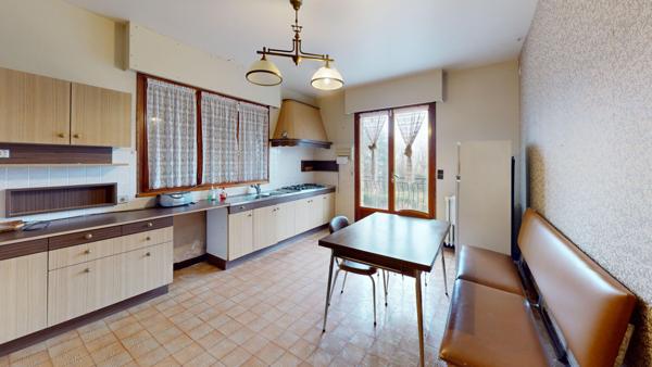 MARCOUSSIS - QUARTIER EXTREMEMENT PRISE SUR LES HAUTEURS - VUE DEGAGEE - MAISON FAMILIALE BEAUX VOLUMES LUMINEUSE CALME 9 PIECES 6 CHAMBRES, DEPENDANCE AMENAGEABLE, COMBLES GARAGE, SOUS-SOL TOTAL, TERRAIN ARBORE TERRASSE