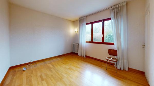 MARCOUSSIS - QUARTIER EXTREMEMENT PRISE SUR LES HAUTEURS - VUE DEGAGEE - MAISON FAMILIALE BEAUX VOLUMES LUMINEUSE CALME 9 PIECES 6 CHAMBRES, DEPENDANCE AMENAGEABLE, COMBLES GARAGE, SOUS-SOL TOTAL, TERRAIN ARBORE TERRASSE