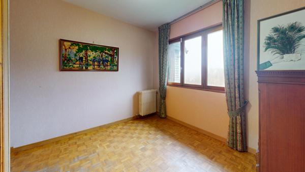 MARCOUSSIS - QUARTIER EXTREMEMENT PRISE SUR LES HAUTEURS - VUE DEGAGEE - MAISON FAMILIALE BEAUX VOLUMES LUMINEUSE CALME 9 PIECES 6 CHAMBRES, DEPENDANCE AMENAGEABLE, COMBLES GARAGE, SOUS-SOL TOTAL, TERRAIN ARBORE TERRASSE