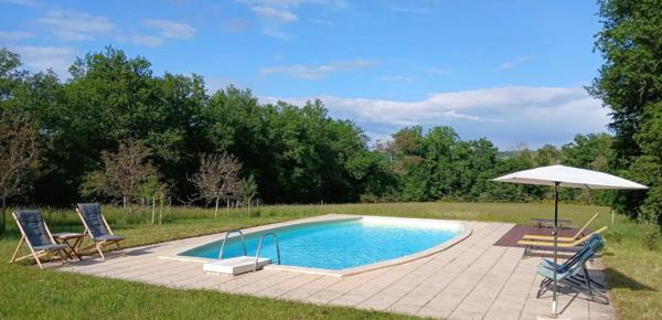 Corps de ferme quercynois avec piscine sur 3 hectares de bois et prairies