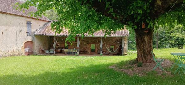 Corps de ferme quercynois avec piscine sur 3 hectares de bois et prairies