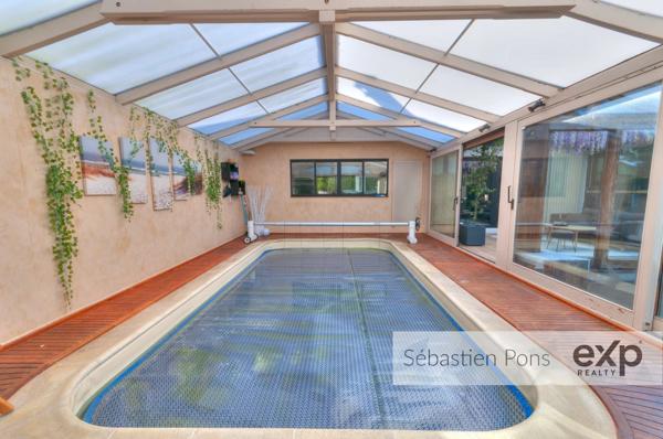 Maison avec piscine couverte
