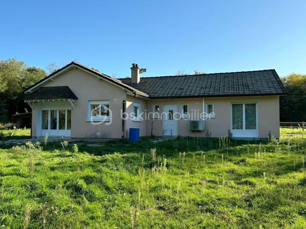 à Vimory, village paisible ayant ses commerces, et à 10 minutes de Montargis cette belle propriété avec ses installations équestres le tout sur un terrain de 2,8 hectares entièrement clos se compose comme ceci :

Maison de plein pied de 120 m2 :
- une entrée
- 3chambres dont une d'environ 25m2
- un beau salon séjour
- 1 salle de bain
- 1 wc 
- 1 cuisine entièrement équipée (avec électroménager de qualité)
- 1 cellier
- 1 local technique attenant à la maison
- 1 terrasse 

Installations équestres : 
- 2 prés clôturés
- 3 boxes de 3m*4m disposant chacun d'un abreuvoir et d'une mangeoire
- 1 dépendance comprenant un garage et une sellerie
- 1 douche
possibilité de créer un 3ème pré ,des paddock, ou une carrière

les plus de cette propriété : 
 - ballon thermodynamique
- double vitrage pvc
- pompe à chaleur air/air 
- poêle à granulé
- fibre
- fosse toute eaux
- puit ( en eau, prévoir une pompe de relevage)
- arbres fruitiers

que vous soyez un particulier souhaitant avoir ses chevaux à la maison ou un pro souhaitant s'installer , n'hésitez pas, plus de photos sur demande.