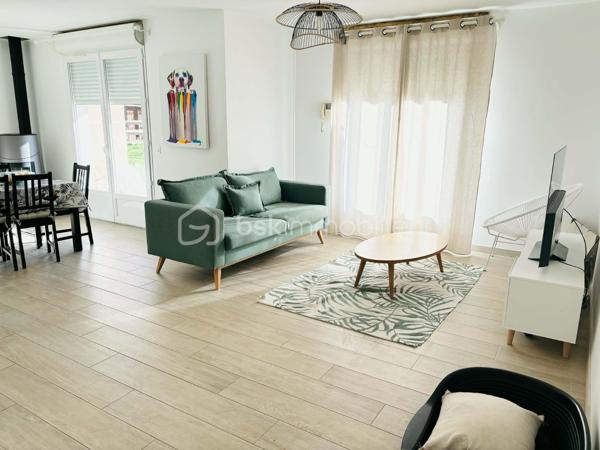 à Vimory, village paisible ayant ses commerces, et à 10 minutes de Montargis cette belle propriété avec ses installations équestres le tout sur un terrain de 2,8 hectares entièrement clos se compose comme ceci :

Maison de plein pied de 120 m2 :
- une entrée
- 3chambres dont une d'environ 25m2
- un beau salon séjour
- 1 salle de bain
- 1 wc 
- 1 cuisine entièrement équipée (avec électroménager de qualité)
- 1 cellier
- 1 local technique attenant à la maison
- 1 terrasse 

Installations équestres : 
- 2 prés clôturés
- 3 boxes de 3m*4m disposant chacun d'un abreuvoir et d'une mangeoire
- 1 dépendance comprenant un garage et une sellerie
- 1 douche
possibilité de créer un 3ème pré ,des paddock, ou une carrière

les plus de cette propriété : 
 - ballon thermodynamique
- double vitrage pvc
- pompe à chaleur air/air 
- poêle à granulé
- fibre
- fosse toute eaux
- puit ( en eau, prévoir une pompe de relevage)
- arbres fruitiers

que vous soyez un particulier souhaitant avoir ses chevaux à la maison ou un pro souhaitant s'installer , n'hésitez pas, plus de photos sur demande.