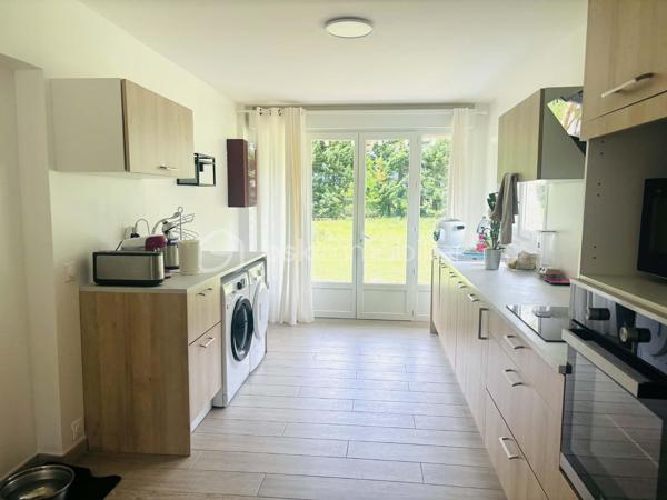 à Vimory, village paisible ayant ses commerces, et à 10 minutes de Montargis cette belle propriété avec ses installations équestres le tout sur un terrain de 2,8 hectares entièrement clos se compose comme ceci :

Maison de plein pied de 120 m2 :
- une entrée
- 3chambres dont une d'environ 25m2
- un beau salon séjour
- 1 salle de bain
- 1 wc 
- 1 cuisine entièrement équipée (avec électroménager de qualité)
- 1 cellier
- 1 local technique attenant à la maison
- 1 terrasse 

Installations équestres : 
- 2 prés clôturés
- 3 boxes de 3m*4m disposant chacun d'un abreuvoir et d'une mangeoire
- 1 dépendance comprenant un garage et une sellerie
- 1 douche
possibilité de créer un 3ème pré ,des paddock, ou une carrière

les plus de cette propriété : 
 - ballon thermodynamique
- double vitrage pvc
- pompe à chaleur air/air 
- poêle à granulé
- fibre
- fosse toute eaux
- puit ( en eau, prévoir une pompe de relevage)
- arbres fruitiers

que vous soyez un particulier souhaitant avoir ses chevaux à la maison ou un pro souhaitant s'installer , n'hésitez pas, plus de photos sur demande.