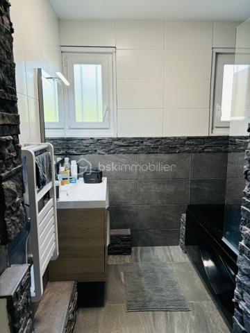 à Vimory, village paisible ayant ses commerces, et à 10 minutes de Montargis cette belle propriété avec ses installations équestres le tout sur un terrain de 2,8 hectares entièrement clos se compose comme ceci :

Maison de plein pied de 120 m2 :
- une entrée
- 3chambres dont une d'environ 25m2
- un beau salon séjour
- 1 salle de bain
- 1 wc 
- 1 cuisine entièrement équipée (avec électroménager de qualité)
- 1 cellier
- 1 local technique attenant à la maison
- 1 terrasse 

Installations équestres : 
- 2 prés clôturés
- 3 boxes de 3m*4m disposant chacun d'un abreuvoir et d'une mangeoire
- 1 dépendance comprenant un garage et une sellerie
- 1 douche
possibilité de créer un 3ème pré ,des paddock, ou une carrière

les plus de cette propriété : 
 - ballon thermodynamique
- double vitrage pvc
- pompe à chaleur air/air 
- poêle à granulé
- fibre
- fosse toute eaux
- puit ( en eau, prévoir une pompe de relevage)
- arbres fruitiers

que vous soyez un particulier souhaitant avoir ses chevaux à la maison ou un pro souhaitant s'installer , n'hésitez pas, plus de photos sur demande.