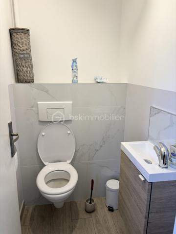à Vimory, village paisible ayant ses commerces, et à 10 minutes de Montargis cette belle propriété avec ses installations équestres le tout sur un terrain de 2,8 hectares entièrement clos se compose comme ceci :

Maison de plein pied de 120 m2 :
- une entrée
- 3chambres dont une d'environ 25m2
- un beau salon séjour
- 1 salle de bain
- 1 wc 
- 1 cuisine entièrement équipée (avec électroménager de qualité)
- 1 cellier
- 1 local technique attenant à la maison
- 1 terrasse 

Installations équestres : 
- 2 prés clôturés
- 3 boxes de 3m*4m disposant chacun d'un abreuvoir et d'une mangeoire
- 1 dépendance comprenant un garage et une sellerie
- 1 douche
possibilité de créer un 3ème pré ,des paddock, ou une carrière

les plus de cette propriété : 
 - ballon thermodynamique
- double vitrage pvc
- pompe à chaleur air/air 
- poêle à granulé
- fibre
- fosse toute eaux
- puit ( en eau, prévoir une pompe de relevage)
- arbres fruitiers

que vous soyez un particulier souhaitant avoir ses chevaux à la maison ou un pro souhaitant s'installer , n'hésitez pas, plus de photos sur demande.