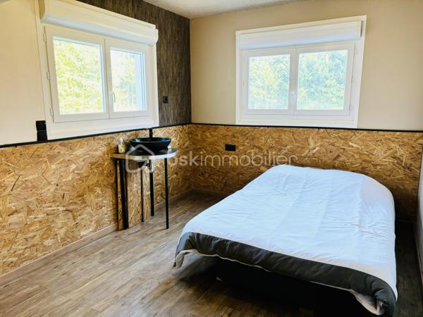 à Vimory, village paisible ayant ses commerces, et à 10 minutes de Montargis cette belle propriété avec ses installations équestres le tout sur un terrain de 2,8 hectares entièrement clos se compose comme ceci :

Maison de plein pied de 120 m2 :
- une entrée
- 3chambres dont une d'environ 25m2
- un beau salon séjour
- 1 salle de bain
- 1 wc 
- 1 cuisine entièrement équipée (avec électroménager de qualité)
- 1 cellier
- 1 local technique attenant à la maison
- 1 terrasse 

Installations équestres : 
- 2 prés clôturés
- 3 boxes de 3m*4m disposant chacun d'un abreuvoir et d'une mangeoire
- 1 dépendance comprenant un garage et une sellerie
- 1 douche
possibilité de créer un 3ème pré ,des paddock, ou une carrière

les plus de cette propriété : 
 - ballon thermodynamique
- double vitrage pvc
- pompe à chaleur air/air 
- poêle à granulé
- fibre
- fosse toute eaux
- puit ( en eau, prévoir une pompe de relevage)
- arbres fruitiers

que vous soyez un particulier souhaitant avoir ses chevaux à la maison ou un pro souhaitant s'installer , n'hésitez pas, plus de photos sur demande.