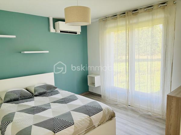 à Vimory, village paisible ayant ses commerces, et à 10 minutes de Montargis cette belle propriété avec ses installations équestres le tout sur un terrain de 2,8 hectares entièrement clos se compose comme ceci :

Maison de plein pied de 120 m2 :
- une entrée
- 3chambres dont une d'environ 25m2
- un beau salon séjour
- 1 salle de bain
- 1 wc 
- 1 cuisine entièrement équipée (avec électroménager de qualité)
- 1 cellier
- 1 local technique attenant à la maison
- 1 terrasse 

Installations équestres : 
- 2 prés clôturés
- 3 boxes de 3m*4m disposant chacun d'un abreuvoir et d'une mangeoire
- 1 dépendance comprenant un garage et une sellerie
- 1 douche
possibilité de créer un 3ème pré ,des paddock, ou une carrière

les plus de cette propriété : 
 - ballon thermodynamique
- double vitrage pvc
- pompe à chaleur air/air 
- poêle à granulé
- fibre
- fosse toute eaux
- puit ( en eau, prévoir une pompe de relevage)
- arbres fruitiers

que vous soyez un particulier souhaitant avoir ses chevaux à la maison ou un pro souhaitant s'installer , n'hésitez pas, plus de photos sur demande.