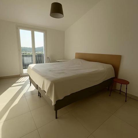 Rare opportunité - Appartement 4 pièces lumineux avec terrasse, garage et vue dégagée à vendre au cœur du village de Valbonne