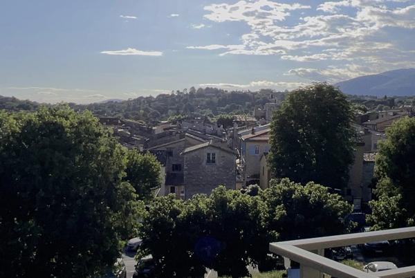 Rare opportunité - Appartement 4 pièces lumineux avec terrasse, garage et vue dégagée à vendre au cœur du village de Valbonne