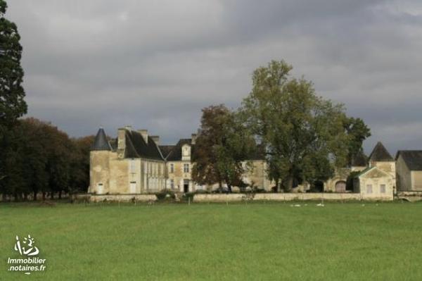 Au milieu d'un parc de plus de 4 ha avec prés, douves, étang, ru, château du XIVème-XVème siècle.