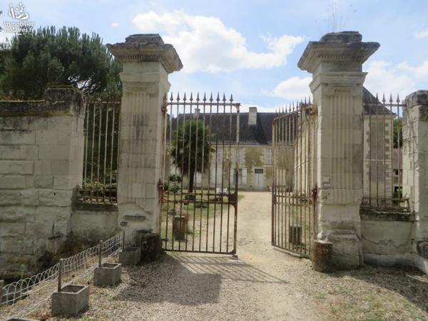 Au milieu d'un parc de plus de 4 ha avec prés, douves, étang, ru, château du XIVème-XVème siècle.