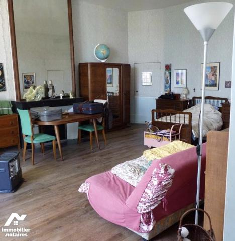 Au milieu d'un parc de plus de 4 ha avec prés, douves, étang, ru, château du XIVème-XVème siècle.