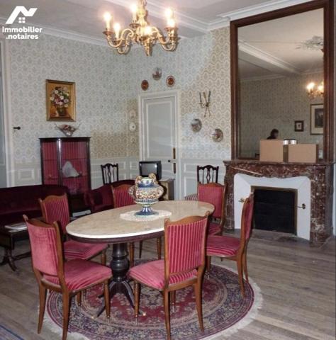 Au milieu d'un parc de plus de 4 ha avec prés, douves, étang, ru, château du XIVème-XVème siècle.