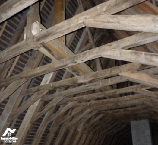 Au milieu d'un parc de plus de 4 ha avec prés, douves, étang, ru, château du XIVème-XVème siècle.