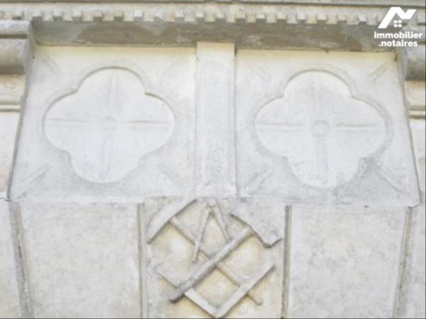 Au milieu d'un parc de plus de 4 ha avec prés, douves, étang, ru, château du XIVème-XVème siècle.