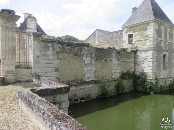 Au milieu d'un parc de plus de 4 ha avec prés, douves, étang, ru, château du XIVème-XVème siècle.