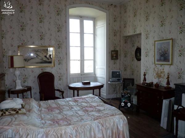 Au milieu d'un parc de plus de 4 ha avec prés, douves, étang, ru, château du XIVème-XVème siècle.