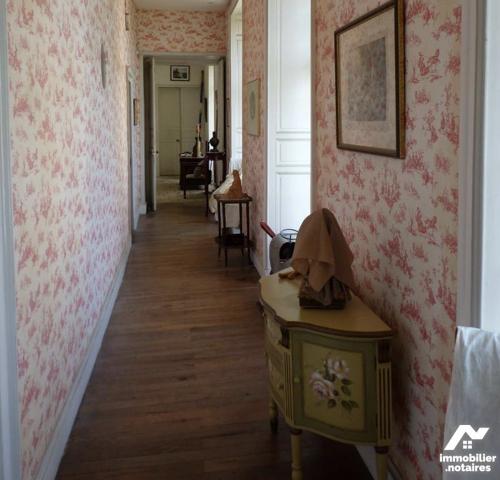 Au milieu d'un parc de plus de 4 ha avec prés, douves, étang, ru, château du XIVème-XVème siècle.