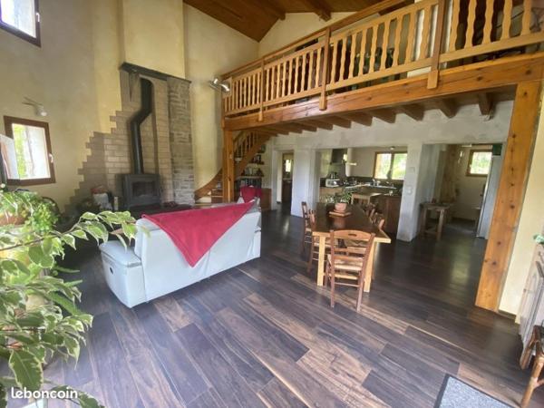 Venez découvrir ce magnifique chalet de 146m2 dans un cadre de rève.