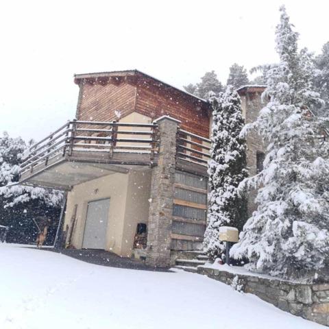 Venez découvrir ce magnifique chalet de 146m2 dans un cadre de rève.