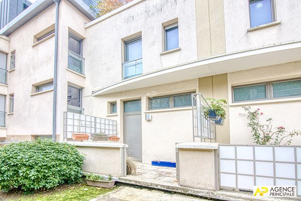 Versailles Montreuil Appartement duplex 'Esprit maison" 4 pièce(s) 68 m2 carrez rez de jardin avec terrasse/ jardin, cave et 2 places de parking en sous-sol €478 000 ** - Référence 25830