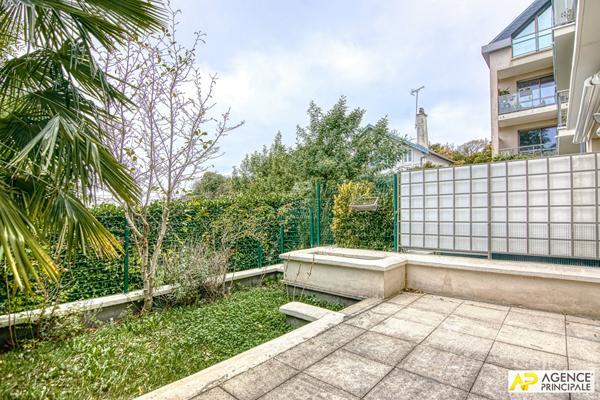 Versailles Montreuil Appartement duplex 'Esprit maison" 4 pièce(s) 68 m2 carrez rez de jardin avec terrasse/ jardin, cave et 2 places de parking en sous-sol €478 000 ** - Référence 25830