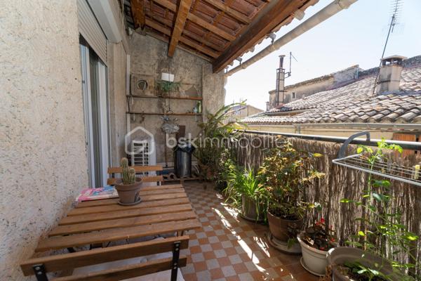 Découvrez cette agréable maison de village aux beaux volumes et à l'agencement fonctionnel.
Au rez- de- chaussée, une belle pièce de vie avec cuisine ouverte sur salon-séjour, créant un espace convivial.
le premier étage comprend un pallier desservant deux chambres ainsi qu'une salle d’eau, WC.
Au dernier niveau, vous profiterez d'une spacieuse chambre parentale, avec la possibilité de créer une salle d'eau et un accès direct à une agréable terrasse, idéale pour profiter des beaux jours en toute tranquillité.
Double vitrage, climatisation réversible, cheminée avec insert complètent les prestations de ce bien. Quelques légers  travaux de rafraichissement sont à prévoir .
Une maison pleine de charme,  idéale pour un premier achat, un pied-à-terre ou un investissement. A découvrir sans tarder.