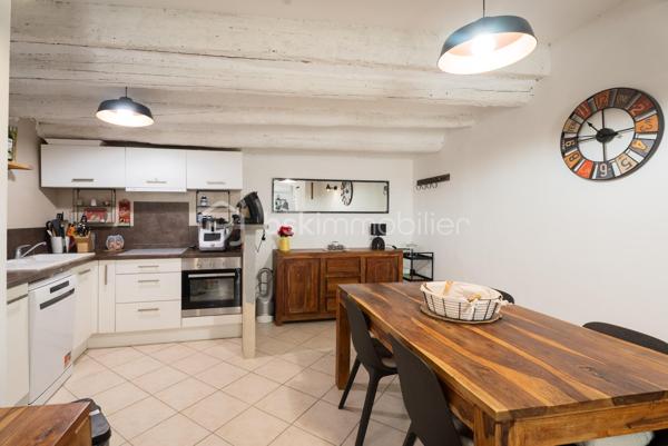 Découvrez cette agréable maison de village aux beaux volumes et à l'agencement fonctionnel.
Au rez- de- chaussée, une belle pièce de vie avec cuisine ouverte sur salon-séjour, créant un espace convivial.
le premier étage comprend un pallier desservant deux chambres ainsi qu'une salle d’eau, WC.
Au dernier niveau, vous profiterez d'une spacieuse chambre parentale, avec la possibilité de créer une salle d'eau et un accès direct à une agréable terrasse, idéale pour profiter des beaux jours en toute tranquillité.
Double vitrage, climatisation réversible, cheminée avec insert complètent les prestations de ce bien. Quelques légers  travaux de rafraichissement sont à prévoir .
Une maison pleine de charme,  idéale pour un premier achat, un pied-à-terre ou un investissement. A découvrir sans tarder.
