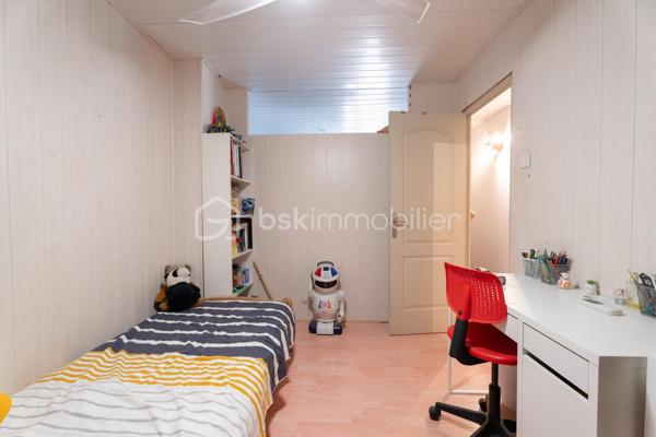 Découvrez cette agréable maison de village aux beaux volumes et à l'agencement fonctionnel.
Au rez- de- chaussée, une belle pièce de vie avec cuisine ouverte sur salon-séjour, créant un espace convivial.
le premier étage comprend un pallier desservant deux chambres ainsi qu'une salle d’eau, WC.
Au dernier niveau, vous profiterez d'une spacieuse chambre parentale, avec la possibilité de créer une salle d'eau et un accès direct à une agréable terrasse, idéale pour profiter des beaux jours en toute tranquillité.
Double vitrage, climatisation réversible, cheminée avec insert complètent les prestations de ce bien. Quelques légers  travaux de rafraichissement sont à prévoir .
Une maison pleine de charme,  idéale pour un premier achat, un pied-à-terre ou un investissement. A découvrir sans tarder.