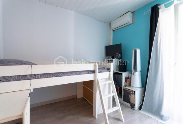 Découvrez cette agréable maison de village aux beaux volumes et à l'agencement fonctionnel.
Au rez- de- chaussée, une belle pièce de vie avec cuisine ouverte sur salon-séjour, créant un espace convivial.
le premier étage comprend un pallier desservant deux chambres ainsi qu'une salle d’eau, WC.
Au dernier niveau, vous profiterez d'une spacieuse chambre parentale, avec la possibilité de créer une salle d'eau et un accès direct à une agréable terrasse, idéale pour profiter des beaux jours en toute tranquillité.
Double vitrage, climatisation réversible, cheminée avec insert complètent les prestations de ce bien. Quelques légers  travaux de rafraichissement sont à prévoir .
Une maison pleine de charme,  idéale pour un premier achat, un pied-à-terre ou un investissement. A découvrir sans tarder.