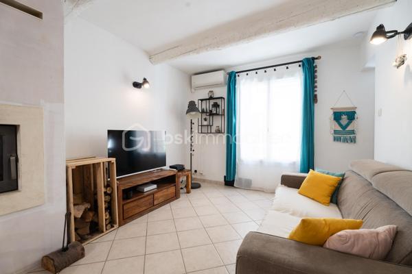 Découvrez cette agréable maison de village aux beaux volumes et à l'agencement fonctionnel.
Au rez- de- chaussée, une belle pièce de vie avec cuisine ouverte sur salon-séjour, créant un espace convivial.
le premier étage comprend un pallier desservant deux chambres ainsi qu'une salle d’eau, WC.
Au dernier niveau, vous profiterez d'une spacieuse chambre parentale, avec la possibilité de créer une salle d'eau et un accès direct à une agréable terrasse, idéale pour profiter des beaux jours en toute tranquillité.
Double vitrage, climatisation réversible, cheminée avec insert complètent les prestations de ce bien. Quelques légers  travaux de rafraichissement sont à prévoir .
Une maison pleine de charme,  idéale pour un premier achat, un pied-à-terre ou un investissement. A découvrir sans tarder.