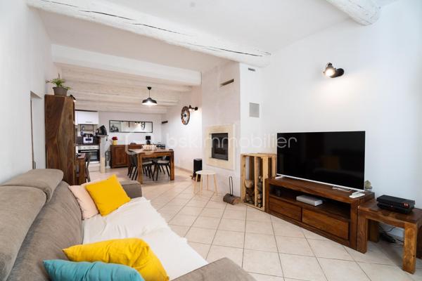Découvrez cette agréable maison de village aux beaux volumes et à l'agencement fonctionnel.
Au rez- de- chaussée, une belle pièce de vie avec cuisine ouverte sur salon-séjour, créant un espace convivial.
le premier étage comprend un pallier desservant deux chambres ainsi qu'une salle d’eau, WC.
Au dernier niveau, vous profiterez d'une spacieuse chambre parentale, avec la possibilité de créer une salle d'eau et un accès direct à une agréable terrasse, idéale pour profiter des beaux jours en toute tranquillité.
Double vitrage, climatisation réversible, cheminée avec insert complètent les prestations de ce bien. Quelques légers  travaux de rafraichissement sont à prévoir .
Une maison pleine de charme,  idéale pour un premier achat, un pied-à-terre ou un investissement. A découvrir sans tarder.